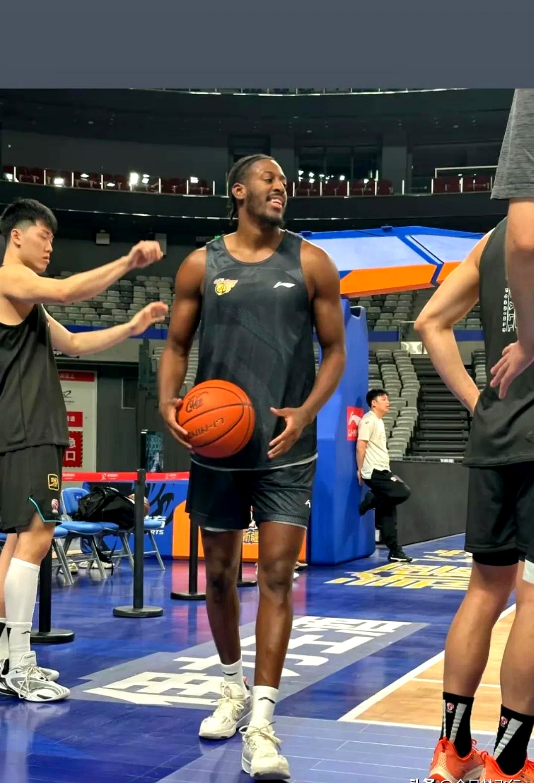 清晨体能课后；多伦多猛龙队长鼓劲备战CBA季后赛；底气十足；训练强度明显提升